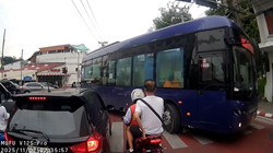 ギリギリを攻めてくるバスを避けるバイク