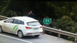 ガードレールの外側にいたおかげで助かった男性