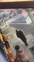 段ボールで襲撃者から身を守った女性