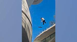 清掃員が浮いている？