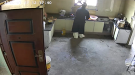 料理をしている横で圧力鍋が爆発