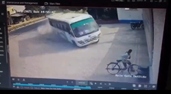 暴走バスを間一髪で避けた自転車の男性