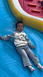 滑り台で遊ぶ女の子の髪が一瞬でウニみたいに