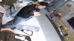 携帯も赤ちゃんも落としそうになった父親