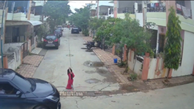 轢かれた車の下から這い出てくる少女