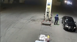 給油所から逃走する車に巻き込まれた従業員