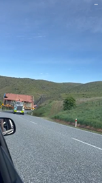 圧巻！家を運ぶトラックが次々とやって来る