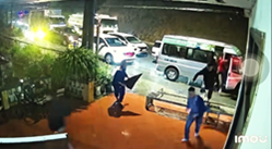 土砂崩れに気がつき車から逃げる人々