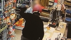 果物ナイフの強盗犯VSマチェット2本の店主