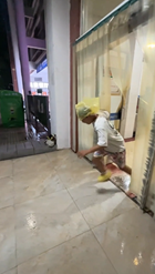 ビニール袋のせいでツルツル滑っちゃう男性