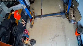 車がマットを巻き込み作業員が転倒