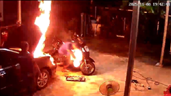 車の修理中にエンジンが爆発して整備士が炎上