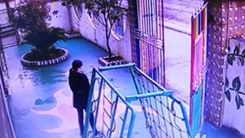 園児の登園を待つ先生に突っ込むトラック