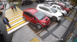 数秒の差で助かった歩行者