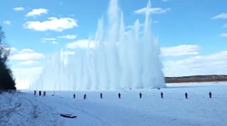 洪水対策で凍結した川を爆破