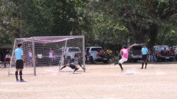 PK失敗の選手がさらなる不運に見舞われる