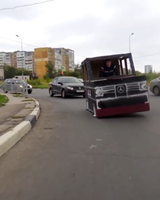 お手製の段ボール車でドライブ