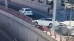 後ろから追突された車が下の道路に落下