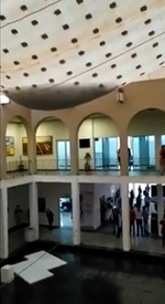 雨水の重みで帆布屋根が崩壊