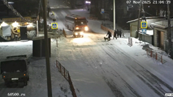 雪道で制御不能となったバスから逃げ惑う歩行者