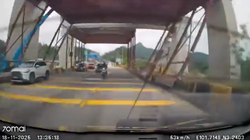 建設現場の足場が走行中の車の上に崩落