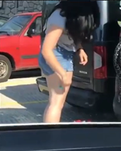 脚のムダ毛処理を忘れてきた女性