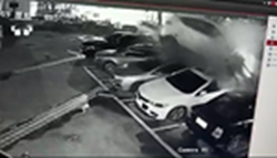 ド派手な事故を起こして普通に立ち去る運転手