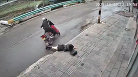 バイクがよろめき女性が投げ出される