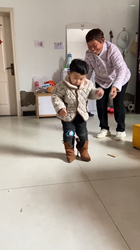 ママのハイヒールに挑戦する男の子