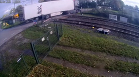 踏切で立ち往生するトラックに列車が衝突