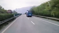 バスが追突してきて危うく轢かれかけたトラック運転手