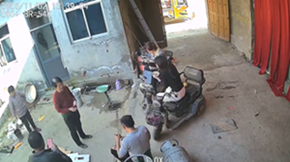 スクーターに腰掛けようとしてそのまま転倒