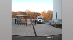 門に激突して男性を吹き飛ばすバン