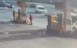 ガソリンスタンドに衝突する車から逃げる従業員