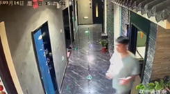 ドアを閉めたらレンガの壁が崩落