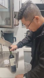 ワインボトルを包丁で開けようとして失敗