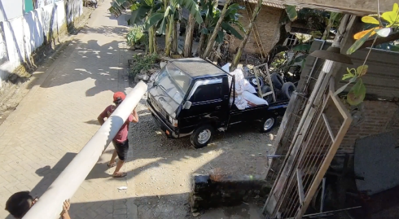 荷台に荷物を積みすぎて壊れる車