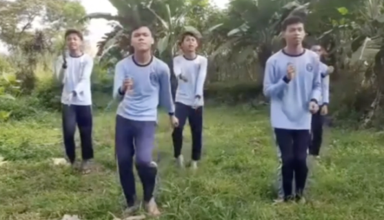 小さい犬にビックリしてダンス終了