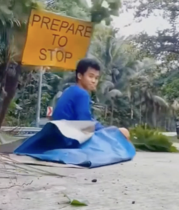 トラックの風圧で看板直撃