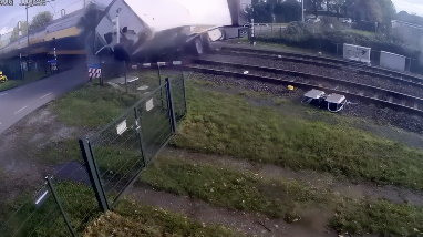 線路に立ち往生して電車と衝突するトラック