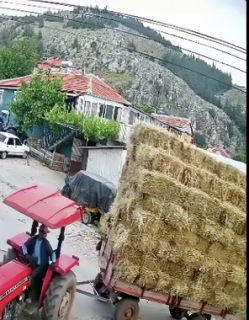 大量の藁を積んでUターン失敗