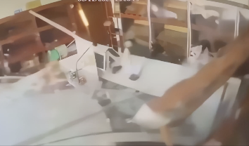 店にいきなり突っ込んでくる車