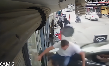 ギリギリ暴走車を交わす歩行者