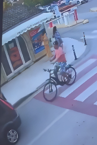 スマホに熱中しすぎて事故る自転車