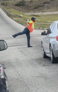 踊りながら車を誘導