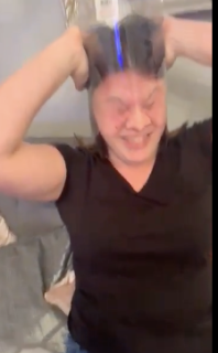 すっぽりハマって変顔になる女性