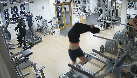 ランニングマシン使用中にTシャツ脱ごうとして転倒