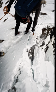 ギリギリで滑落を免れた登山家