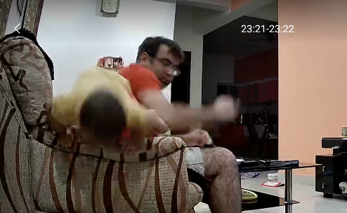 ソファーから落ちる直前に赤ちゃんをキャッチする父