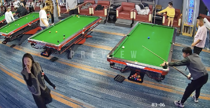 ちょうど通りかかった女性のポケットに入る的球